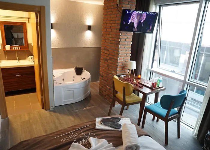 酒店 The Levent Cakra Palace